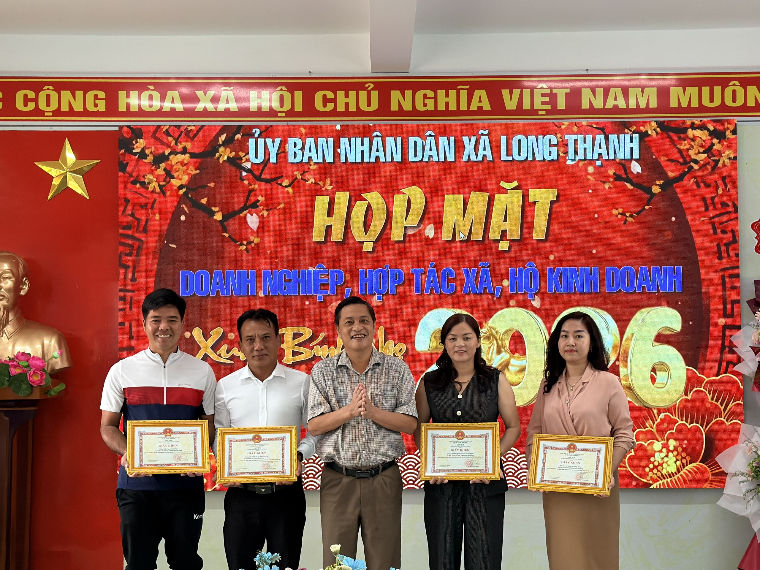 Đồng chí Thái Văn Phúc, Bí thư Đảng ủy tặng giấy khen cho tập thể và cá nhân có thành tốt trong công tác an sinh xã hội