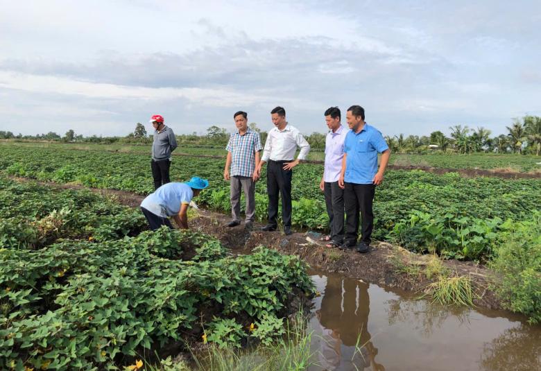 Đồng chí Thái Văn Phúc, Bí thư đảng uỷ cùng đoàn khảo sát