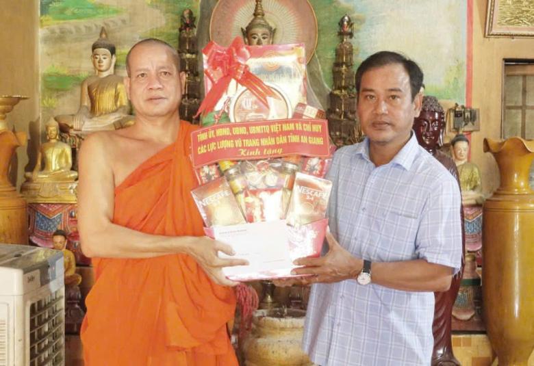 Ảnh bên phải Đồng chí Danh Phúc Giám đốc Sở Dân tộc và Tôn giáo tỉnh an Giang