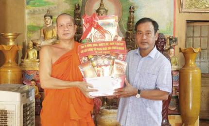 Ảnh bên phải Đồng chí Danh Phúc Giám đốc Sở Dân tộc và Tôn giáo tỉnh an Giang